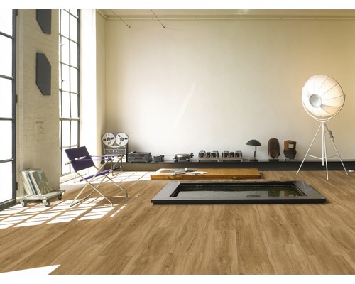 Heller Raum mit Bodenbelag in Holzoptik, Sessel, Stehlampe und Dekoration