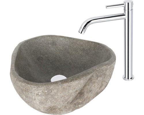 Auf einem Bild sind ein Naturstein-Waschbecken und ein Wasserhahn zu sehen.