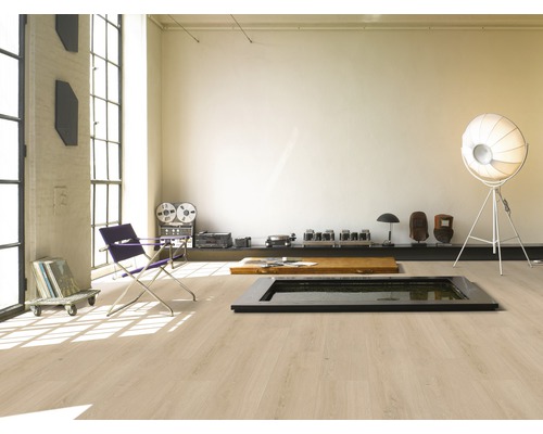 Heller Wohnraum mit hellem Holzboden, Stuhl und Dekoration