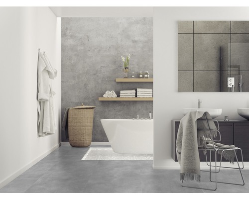Salle de bains lumineuse avec baignoire, étagères, panier à linge et serviettes pour une ambiance relaxante