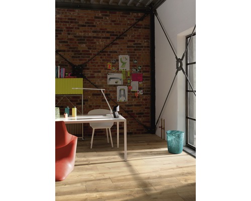 Pièce lumineuse avec bureau, chaise, étagères et plancher en bois