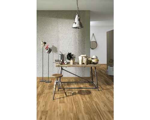 Heller Raum mit Holzboden, Werkstatttisch und Beleuchtung