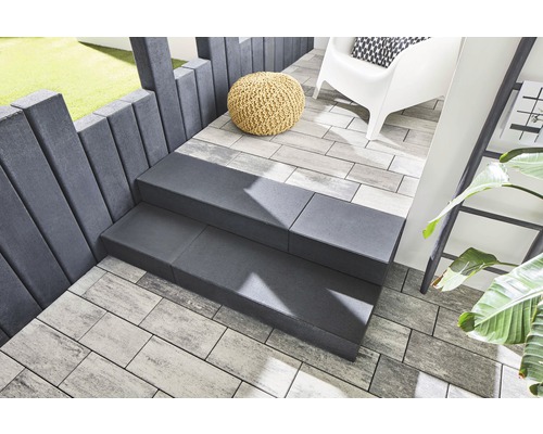 Terrasse mit Treppe, Pflastersteinen und Mauerelementen