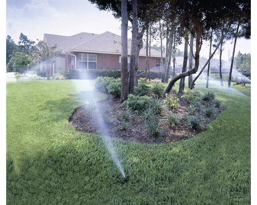 Système d''irrigation dans le jardin devant une maison