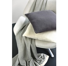 Sessel mit dekorativen Kissen und Überwurf