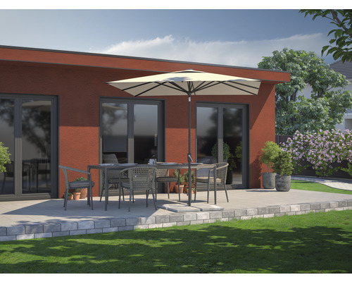 Terrassenszene mit Gartenmöbeln, Sonnenschirm und Begrünung vor einem Gebäude