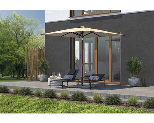 Terrasse mit Sonnenschirm, Liegestühlen und Bepflanzung