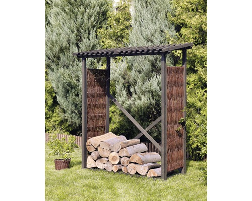 Stockage de bois avec bois de chauffage dans le jardin