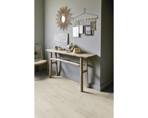 Exemple d''aménagement intérieur avec une table en bois et décoration dans une pièce lumineuse.