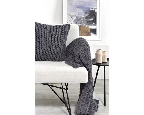 Dekoratives Zimmer mit Kissen, Decke und Beistelltisch