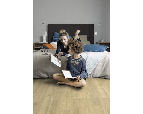 Chambre à coucher lumineuse avec sol stratifié et deux femmes en train de lire