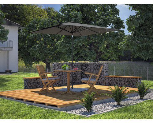 Terrasse mit Gabionenmauer, Gartenmöbeln und Sonnenschirm im Garten