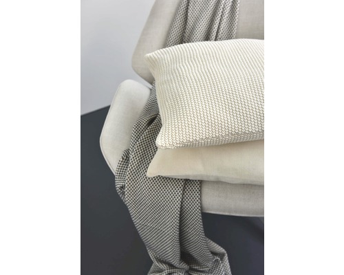 Sessel mit zwei Kissen und Decke