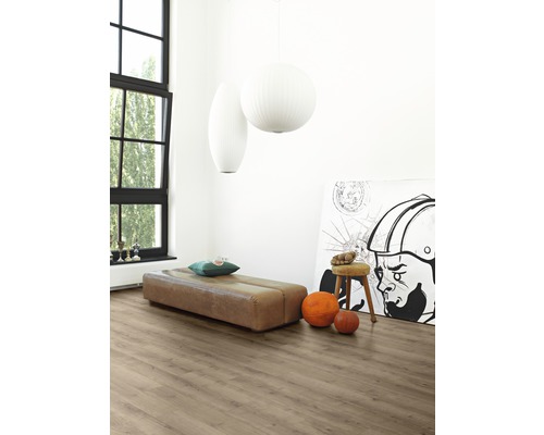 Heller Raum mit Laminatboden, Fenster, Sitzbank und Dekorationen
