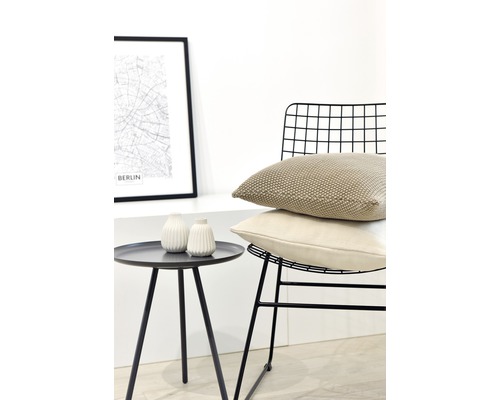 Dekorative Szene mit Beistelltisch, Stuhl, Kissen, Vasen und gerahmtem Berlin-Druck