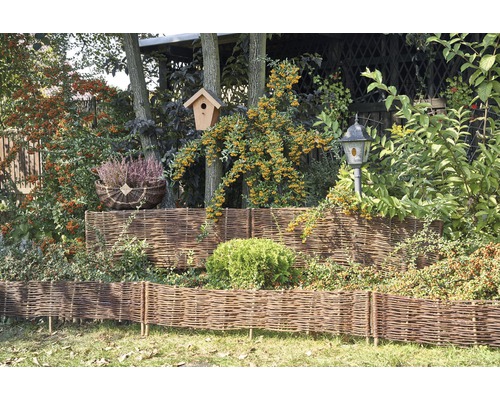 Bordure pour plates-bandes Konsta 120 x 20 cm osier naturel Jardin avec clôture en osier, nichoir et plantations