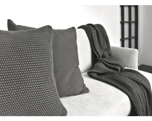 Dekokissen und Tagesdecke auf einem Sofa