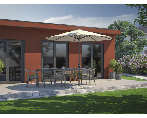 Terrassenszene mit Esstisch, Stühlen und Sonnenschirm vor Gebäude