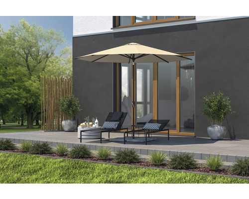 Terrasse mit Sonnenschirm, zwei Liegestühlen und Bepflanzung