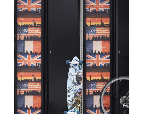 Skateboard vor Regalen mit Städte-Motiven