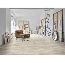 Pièce lumineuse avec parquet, fauteuil et objets d''art