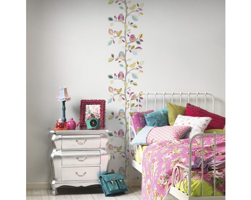 Chambre d''enfant lumineuse avec lit, table de chevet et sticker mural motif oiseau