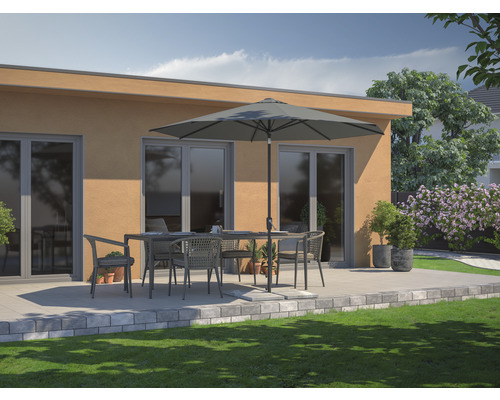 Terrasse mit Gartenmöbeln und Sonnenschirm vor Haus