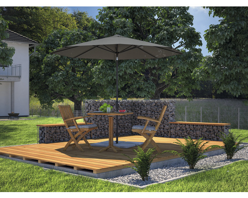 Gartenszene mit Holzterrasse, Gabionenwand, Tisch, Stühlen und Sonnenschirm