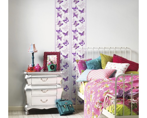 Helles Schlafzimmer mit Bett, Kommode und Tapete mit Schmetterlingsmuster