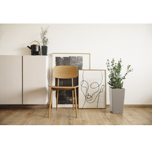 Salon avec chaise en bois, plantes et décoration
