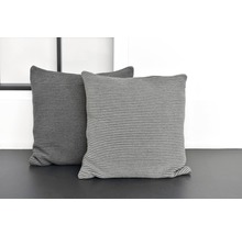 Deux coussins décoratifs rayés