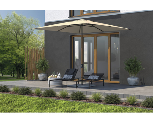 Terrasse mit Sonnenschirm, Liegestühlen und dekorativen Elementen für den Aussenbereich.