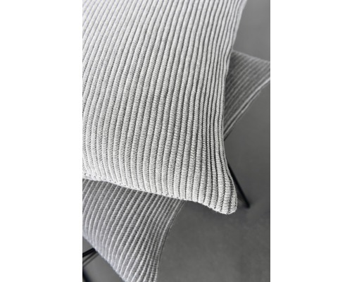 Geripptes Kissen auf einem Stuhl