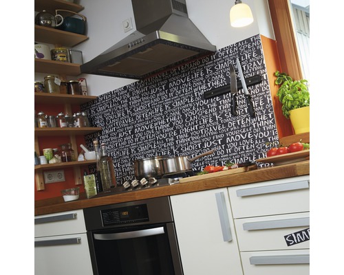 Küchenszene mit Dunstabzugshaube, Herd, Spüle und Arbeitsfläche.