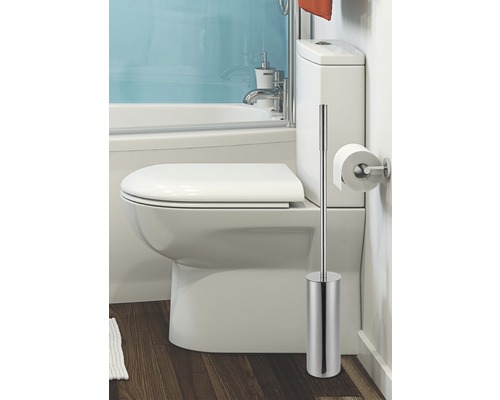 Toilette mit Toilettenbürste und Toilettenpapierhalter im Badezimmer