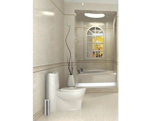 Badezimmer mit Toilette, Badewanne und beiger Fliesenverkleidung