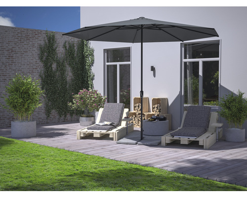 Terrasse mit Liegestühlen aus Paletten, Sonnenschirm und Dekoration