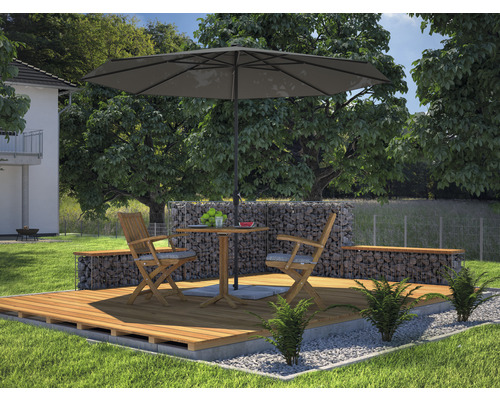 Gartenszene mit Sonnenschirm, Tisch, Stühlen, Gabionenwand und Holzterrasse