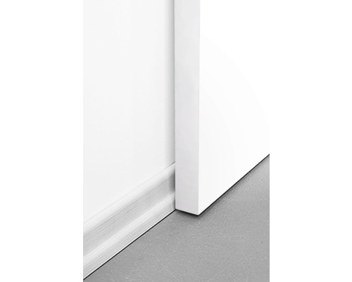 Sockelleiste aus Holz an einer Wand