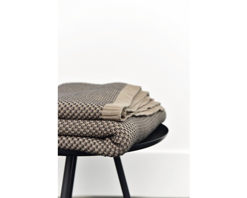 Couverture pliée avec motif à points sur une table