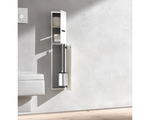 Badezimmer mit Toilette und Toilettenpapierhalter mit Bürste zur Wandmontage