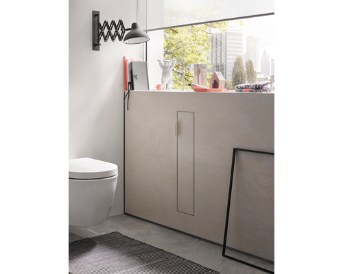 Salle de bains moderne avec WC suspendu, lavabo et applique murale pivotante