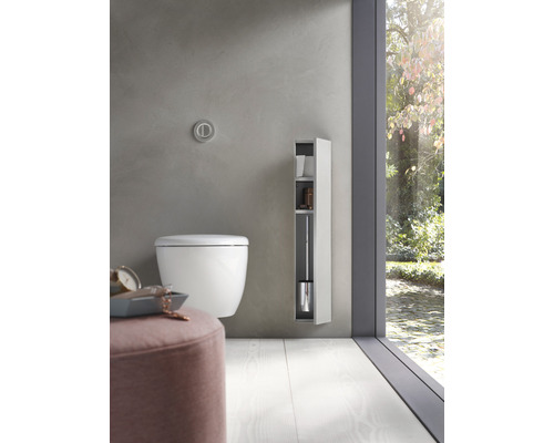 Salle de bains avec WC suspendu, garniture de brosse de toilette avec rangement et parquet clair