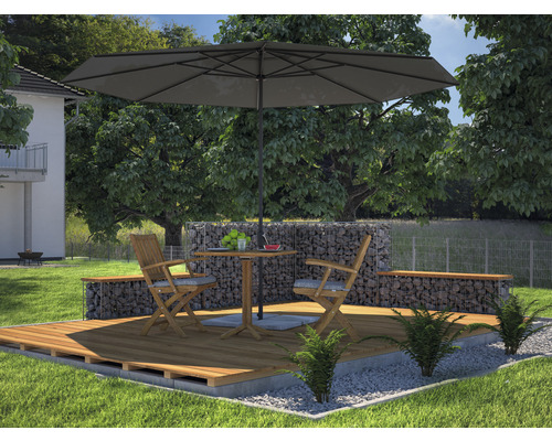 Espace de jardin avec terrasse en bois, parasol, table, chaises et gabions