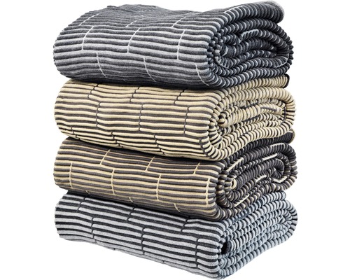 Stapel aus vier Decken mit Streifenmuster