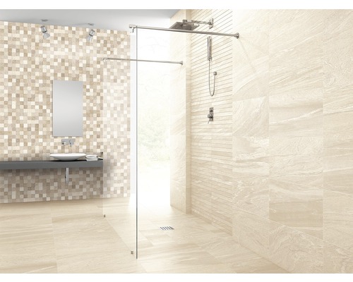 Helles Badezimmer mit Mosaikwand, Waschbecken, Spiegel und ebenerdiger Dusche