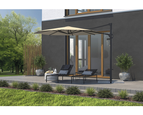 Terrasse avec parasol déporté, chaises longues et décoration