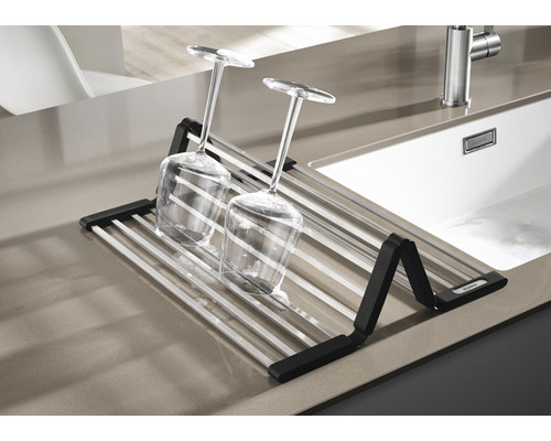 Abtropfgestell mit zwei Gläsern auf einer Arbeitsplatte neben einer Spüle
