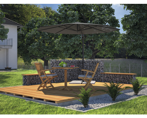 Scène de jardin avec terrasse en bois, mur en gabions, table de jardin, chaises et parasol