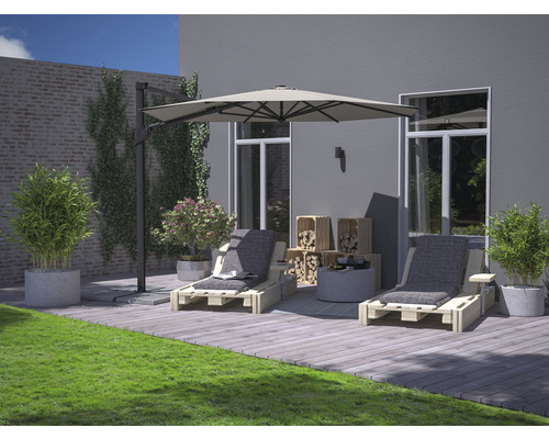 Espace jardin avec deux chaises longues, parasol, caisses en bois et bacs à plantes sur une terrasse en bois